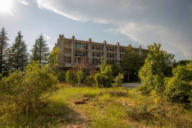 Terk edilmiş bir yer, 70 'lerden kalma kayıp bir otel. Yok edildi ve terk edildi. Gün batımından önceki akşam çekilmiş. Haludovo Palace Hotel, Krk, Hırvatistan