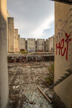 Terk edilmiş bir yer, 70 'lerden kalma kayıp bir otel. Yok edildi ve terk edildi. Gün batımından önceki akşam çekilmiş. Haludovo Palace Hotel, Krk, Hırvatistan