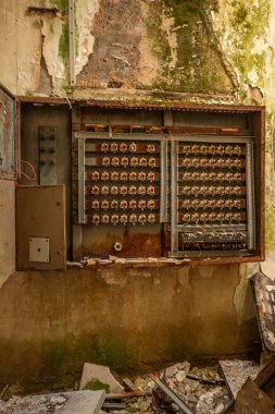 Terk edilmiş bir yer, 70 'lerden kalma kayıp bir otel. Yok edildi ve terk edildi. Gün batımından önceki akşam çekilmiş. Haludovo Palace Hotel, Krk, Hırvatistan