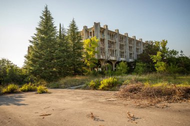 Terk edilmiş bir yer, 70 'lerden kalma kayıp bir otel. Yok edildi ve terk edildi. Gün batımından önceki akşam çekilmiş. Haludovo Palace Hotel, Krk, Hırvatistan