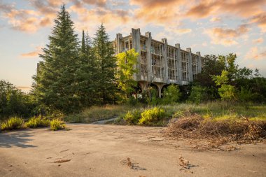 Terk edilmiş bir yer, 70 'lerden kalma kayıp bir otel. Yok edildi ve terk edildi. Gün batımından önceki akşam çekilmiş. Haludovo Palace Hotel, Krk, Hırvatistan