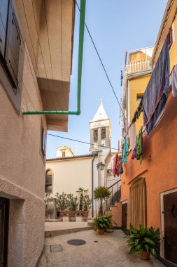 Akdeniz 'de, evleri, sokakları ve meydanları olan güzel, eski bir kasaba. Hırvatistan 'ın Baka Krk kentinde sabah havası
