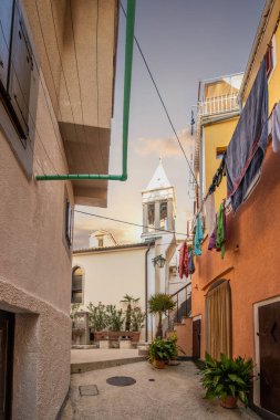 Akdeniz 'de, evleri, sokakları ve meydanları olan güzel, eski bir kasaba. Hırvatistan 'ın Baka Krk kentinde sabah havası