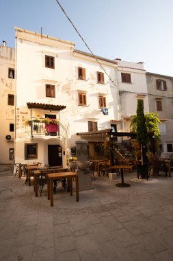 Akdeniz 'de, evleri, sokakları ve meydanları olan güzel, eski bir kasaba. Hırvatistan 'ın Baka Krk kentinde sabah havası