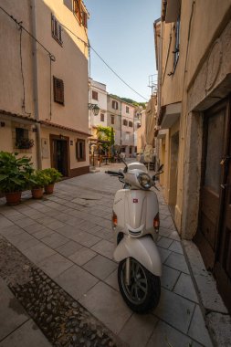 Akdeniz 'de, evleri, sokakları ve meydanları olan güzel, eski bir kasaba. Hırvatistan 'ın Baka Krk kentinde sabah havası