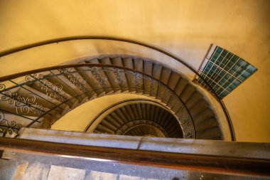 Yukarı bak, bir bloğun avlusu. Macaristan 'ın tarihi Budapeşte kentinde bu tip binalar için tipik bir durum.