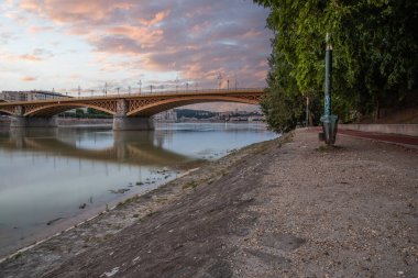 Sabah köprü kuracağız. Tuna Nehri üzerindeki ünlü yol köprülerinden biri. Sabahları manzara ve mimarlık, Margit köprüsü, Margitsziget Margit hd, Budapeşte, Macaristan
