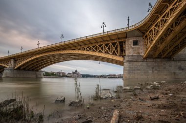 Sabah köprü kuracağız. Tuna Nehri üzerindeki ünlü yol köprülerinden biri. Sabahları manzara ve mimarlık, Margit köprüsü, Margitsziget Margit hd, Budapeşte, Macaristan
