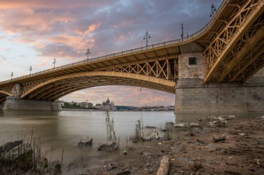 Sabah köprü kuracağız. Tuna Nehri üzerindeki ünlü yol köprülerinden biri. Sabahları manzara ve mimarlık, Margit köprüsü, Margitsziget Margit hd, Budapeşte, Macaristan