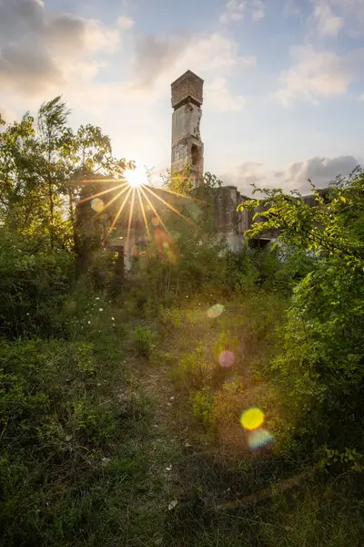 Terk edilmiş bir yer, 70 'lerden kalma kayıp bir otel. Yok edildi ve terk edildi. Gün batımından önceki akşam çekilmiş. Haludovo Palace Hotel, Krk, Hırvatistan