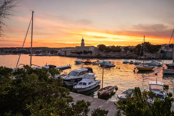 Sahil, gün batımı manzaralı bir liman. Hırvatistan 'ın Krk kentinin manzara fotoğrafı