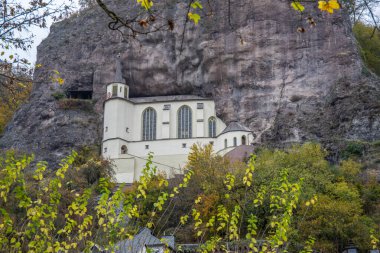 Sonbaharda, eski, yarı ağaçlı bir kasaba. Burada bir kilise bir kayanın içine inşa edildi. Benzersiz Alman mimarisi. Sabahleyin Felsenkirche, Idar-Oberstein, Rhineland-Palatinate, Almanya 'da puslu manzara