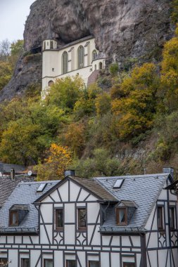 Sonbaharda, eski, yarı ağaçlı bir kasaba. Burada bir kilise bir kayanın içine inşa edildi. Benzersiz Alman mimarisi. Sabahleyin Felsenkirche, Idar-Oberstein, Rhineland-Palatinate, Almanya 'da puslu manzara