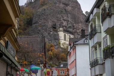 Sonbaharda, eski, yarı ağaçlı bir kasaba. Burada bir kilise bir kayanın içine inşa edildi. Benzersiz Alman mimarisi. Sabahleyin Felsenkirche, Idar-Oberstein, Rhineland-Palatinate, Almanya 'da puslu manzara