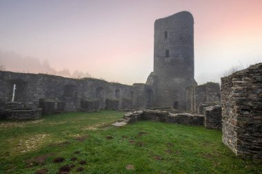 Bir kalenin kalıntıları. Sonbaharda manzara çekimi. Gölde savunma yapıları. Sabahın köründe, Morbach, Baldenau şatosu kalıntıları, Rhineland-Palatinate, Almanya 'daki tarihi manzara.