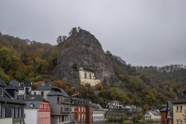 Sonbaharda, eski, yarı ağaçlı bir kasaba. Burada bir kilise bir kayanın içine inşa edildi. Benzersiz Alman mimarisi. Sabahleyin Felsenkirche, Idar-Oberstein, Rhineland-Palatinate, Almanya 'da puslu manzara