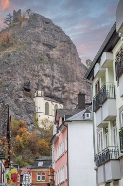 Sonbaharda, eski, yarı ağaçlı bir kasaba. Burada bir kilise bir kayanın içine inşa edildi. Benzersiz Alman mimarisi. Sabahleyin Felsenkirche, Idar-Oberstein, Rhineland-Palatinate, Almanya 'da puslu manzara