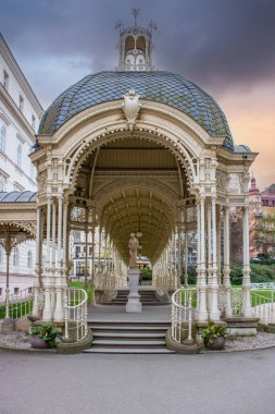 Kışın şehir manzarası. Barok döneminden kalma tarihi binalarla dolu bir şehir manzarası. Şehir manzarası Karlovy Vary, Çek