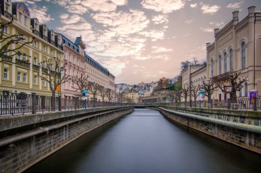 Kışın şehir manzarası. Barok döneminden kalma tarihi binalarla dolu bir şehir manzarası. Şehir manzarası Karlovy Vary, Çek