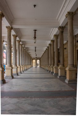 Kışın şehir manzarası. Barok döneminden kalma tarihi binalarla dolu bir şehir manzarası. Şehir manzarası Karlovy Vary, Çek