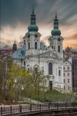 Kışın şehir manzarası. Barok döneminden kalma tarihi binalarla dolu bir şehir manzarası. Şehir manzarası Karlovy Vary, Çek