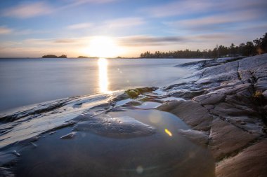 Gün doğumunda bir gölün kıyısında. Sabah Narur 'da manzara çekimi. Ormanlar kışın başında ya da sonbaharda göl ve su verir. İsveç, İskandinavya