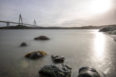 Gün batımında güzel bir sahil fotoğrafı. Dik bir sahil manzarası doğa koruma alanında. Grebbestad, İsveç, İskandinavya