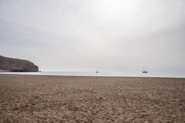 Deniz manzarası var. Küçük bir kasabanın limanındaki şehir plajı. Kumsal ve sahil Gran Tarajal, Las Palmas, Fuerteventura, İspanya