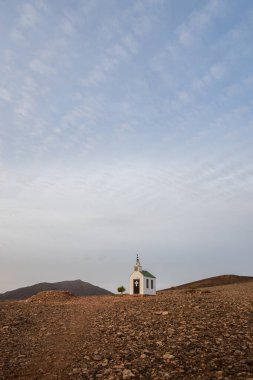 Deniz kenarında sığ bir gölü olan kumlu bir sahil. Akşamları verimsiz manzara çekimleri. Playa de Sotavento de Janda, Fuerteventura, Kanarya Adaları, İspanya