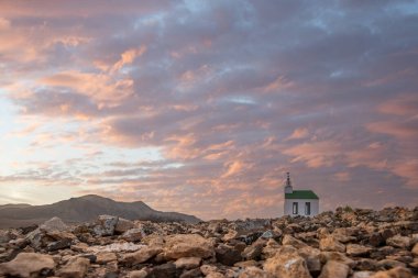 Deniz kenarında sığ bir gölü olan kumlu bir sahil. Akşamları verimsiz manzara çekimleri. Playa de Sotavento de Janda, Fuerteventura, Kanarya Adaları, İspanya