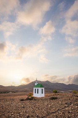 Deniz kenarında sığ bir gölü olan kumlu bir sahil. Akşamları verimsiz manzara çekimleri. Playa de Sotavento de Janda, Fuerteventura, Kanarya Adaları, İspanya