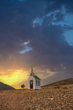 Deniz kenarında sığ bir gölü olan kumlu bir sahil. Akşamları verimsiz manzara çekimleri. Playa de Sotavento de Janda, Fuerteventura, Kanarya Adaları, İspanya