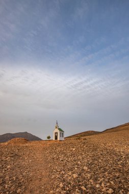 Deniz kenarında sığ bir gölü olan kumlu bir sahil. Akşamları verimsiz manzara çekimleri. Playa de Sotavento de Janda, Fuerteventura, Kanarya Adaları, İspanya