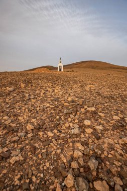 Deniz kenarında sığ bir gölü olan kumlu bir sahil. Akşamları verimsiz manzara çekimleri. Playa de Sotavento de Janda, Fuerteventura, Kanarya Adaları, İspanya