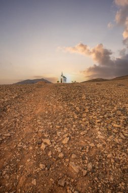 Deniz kenarında sığ bir gölü olan kumlu bir sahil. Akşamları verimsiz manzara çekimleri. Playa de Sotavento de Janda, Fuerteventura, Kanarya Adaları, İspanya