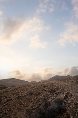 Deniz kenarında sığ bir gölü olan kumlu bir sahil. Akşamları verimsiz manzara çekimleri. Playa de Sotavento de Janda, Fuerteventura, Kanarya Adaları, İspanya