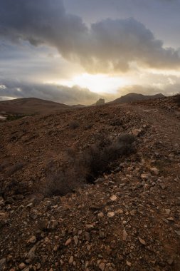 Deniz kenarında sığ bir gölü olan kumlu bir sahil. Akşamları verimsiz manzara çekimleri. Playa de Sotavento de Janda, Fuerteventura, Kanarya Adaları, İspanya