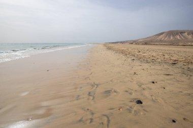 Deniz kenarında sığ bir gölü olan kumlu bir sahil. Akşamları verimsiz manzara çekimleri. Playa de Sotavento de Janda, Fuerteventura, Kanarya Adaları, İspanya