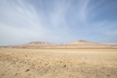 Deniz kenarında sığ bir gölü olan kumlu bir sahil. Akşamları verimsiz manzara çekimleri. Playa de Sotavento de Janda, Fuerteventura, Kanarya Adaları, İspanya