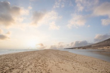 Deniz kenarında sığ bir gölü olan kumlu bir sahil. Akşamları verimsiz manzara çekimleri. Playa de Sotavento de Janda, Fuerteventura, Kanarya Adaları, İspanya