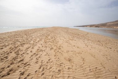 Deniz kenarında sığ bir gölü olan kumlu bir sahil. Akşamları verimsiz manzara çekimleri. Playa de Sotavento de Janda, Fuerteventura, Kanarya Adaları, İspanya