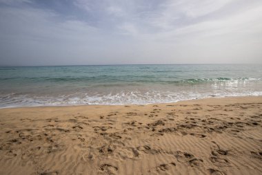 Deniz kenarında sığ bir gölü olan kumlu bir sahil. Akşamları verimsiz manzara çekimleri. Playa de Sotavento de Janda, Fuerteventura, Kanarya Adaları, İspanya