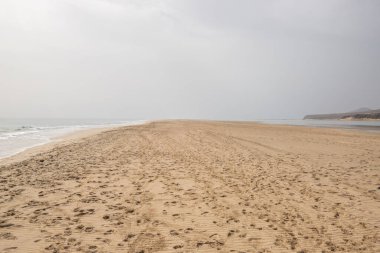 Deniz kenarında sığ bir gölü olan kumlu bir sahil. Akşamları verimsiz manzara çekimleri. Playa de Sotavento de Janda, Fuerteventura, Kanarya Adaları, İspanya