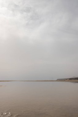 Deniz kenarında sığ bir gölü olan kumlu bir sahil. Akşamları verimsiz manzara çekimleri. Playa de Sotavento de Janda, Fuerteventura, Kanarya Adaları, İspanya