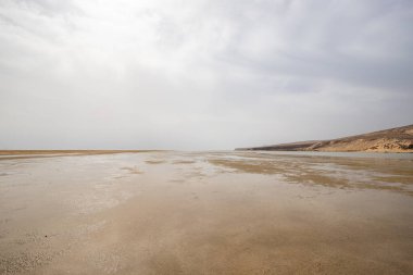 Deniz kenarında sığ bir gölü olan kumlu bir sahil. Akşamları verimsiz manzara çekimleri. Playa de Sotavento de Janda, Fuerteventura, Kanarya Adaları, İspanya
