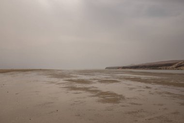 Deniz kenarında sığ bir gölü olan kumlu bir sahil. Akşamları verimsiz manzara çekimleri. Playa de Sotavento de Janda, Fuerteventura, Kanarya Adaları, İspanya