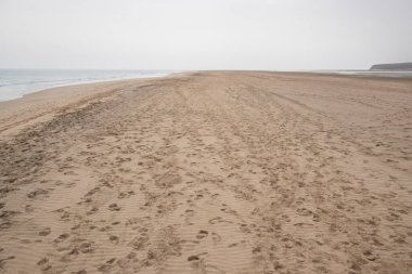 Deniz kenarında sığ bir gölü olan kumlu bir sahil. Akşamları verimsiz manzara çekimleri. Playa de Sotavento de Janda, Fuerteventura, Kanarya Adaları, İspanya