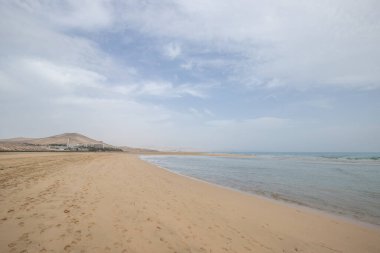 Deniz kenarında sığ bir gölü olan kumlu bir sahil. Akşamları verimsiz manzara çekimleri. Playa de Sotavento de Janda, Fuerteventura, Kanarya Adaları, İspanya