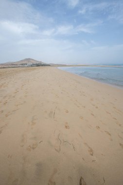 Deniz kenarında sığ bir gölü olan kumlu bir sahil. Akşamları verimsiz manzara çekimleri. Playa de Sotavento de Janda, Fuerteventura, Kanarya Adaları, İspanya