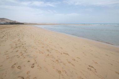 Deniz kenarında sığ bir gölü olan kumlu bir sahil. Akşamları verimsiz manzara çekimleri. Playa de Sotavento de Janda, Fuerteventura, Kanarya Adaları, İspanya